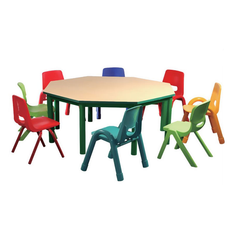 Masă în formă de octogon cu 8 scaune multicolore pentru grădiniță